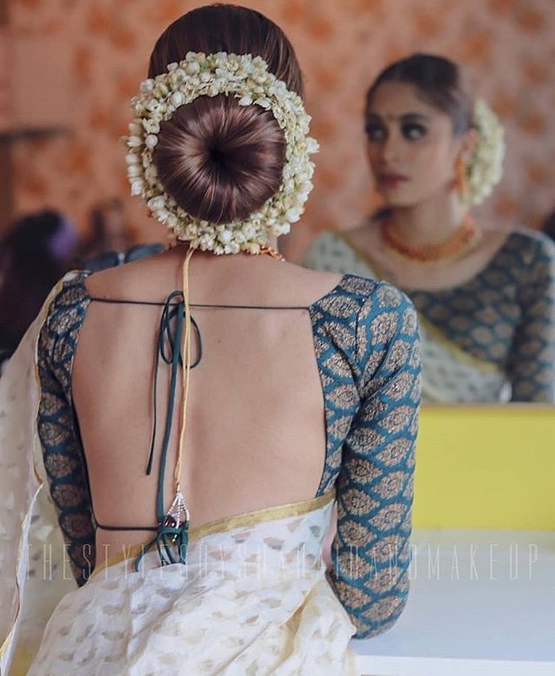 शादी /मेहंदी/ संगीत /पार्टी के लिए hairstyle | Maang Tikka Hairstyle For  Wedding/ Sangeet Functions - YouTube